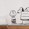 Charlie Brown y Snoopy es un vinilo excelente para decorar la habitación de los niños.